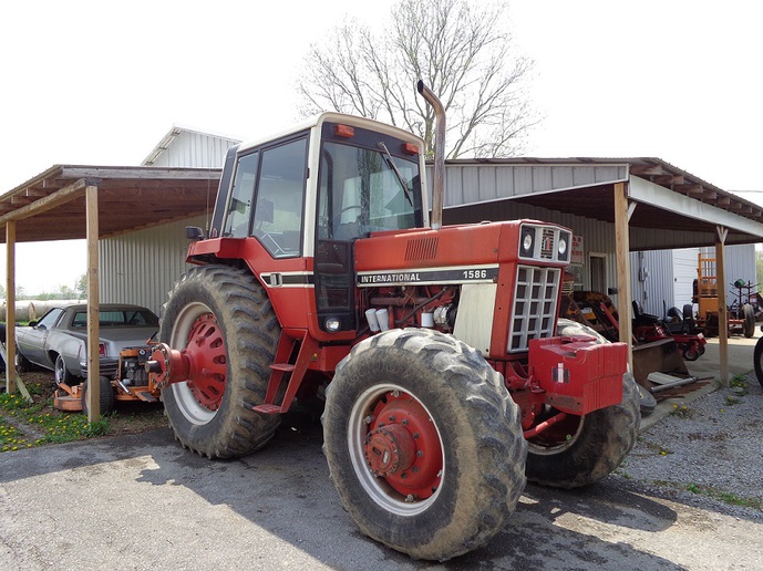 1979 International Harvester 1586 MFWD (2014-05-29) - Tractor Shed