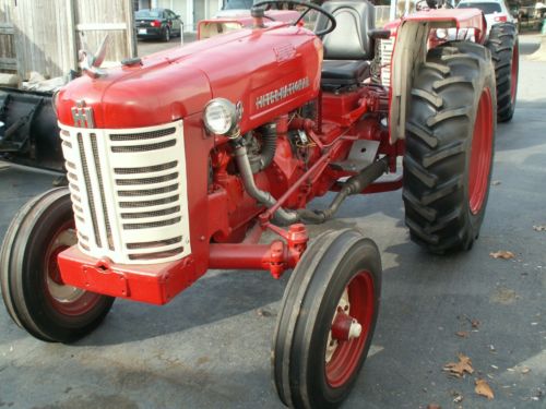 1956 International Harvester 300 Utility tractor 5 speed