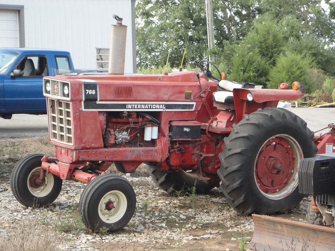 1976 International Harvester 766 (2012-09-27) - Tractor Shed