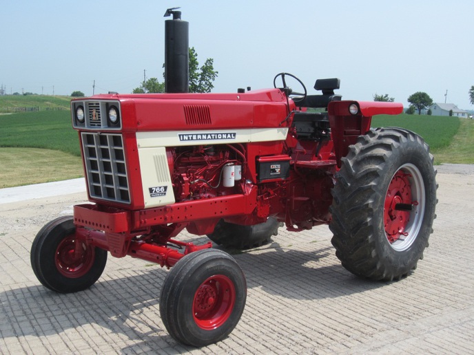 International Harvester 766 Diesel (2012-11-13) - Tractor Shed