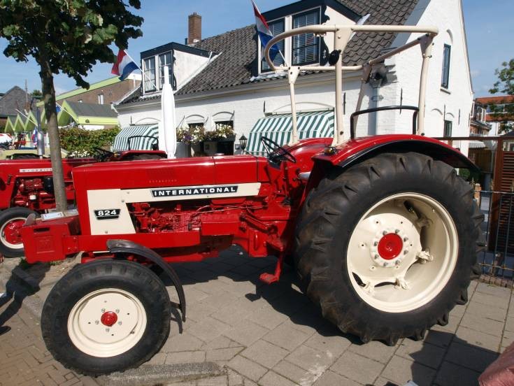 International 824 tractor