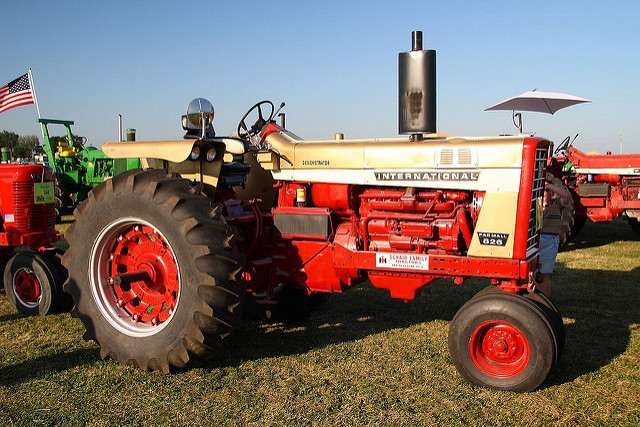 International Harvester (Farmall 826) | Flickr - Photo Sharing!