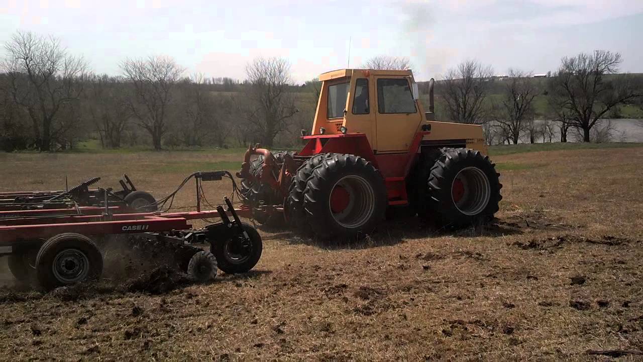 Case 2470 pulling a 24ft 330 turbo - YouTube