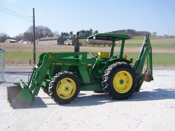 702: John Deere 1250 Compact Tractor Loader Backhoe : Lot 702