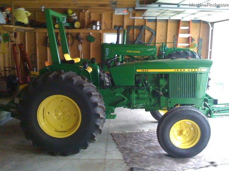 John Deere 1520 (Dad baled hay with this tractor)