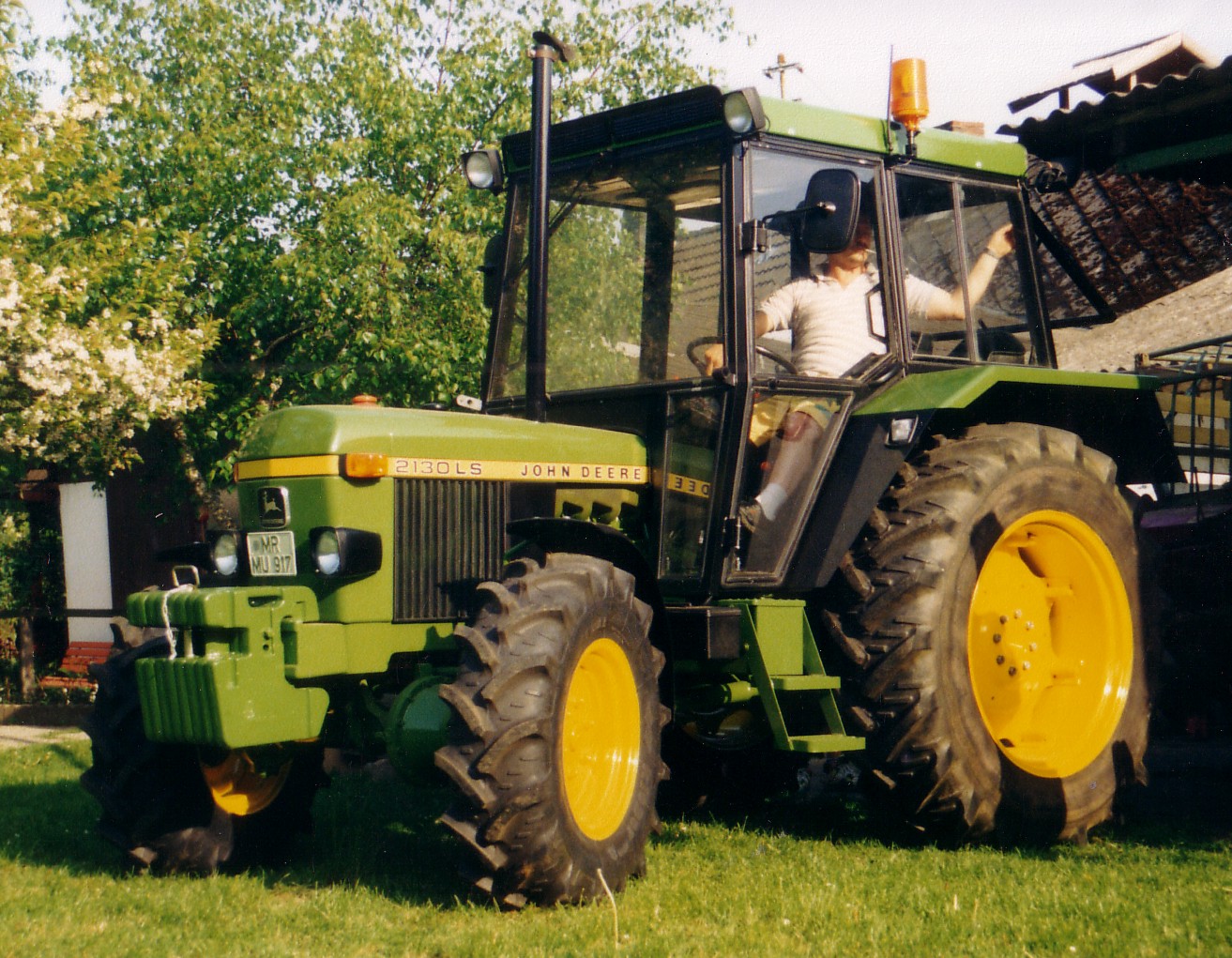 Tractor news and pictures: John Deere 2130 Pictures