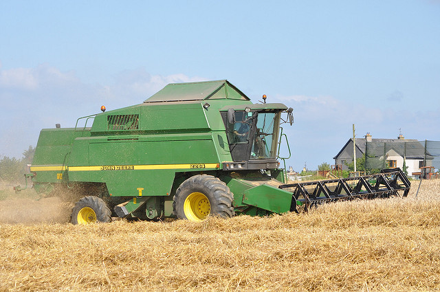 John Deere 2264 Combine Harvester cutting Spring Barley | Flickr ...