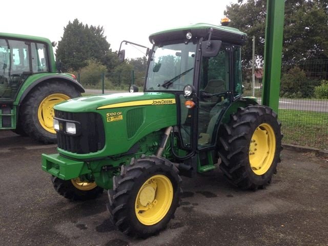 Vineyard tractor John Deere 5100GF - agraranzeiger.at - sold