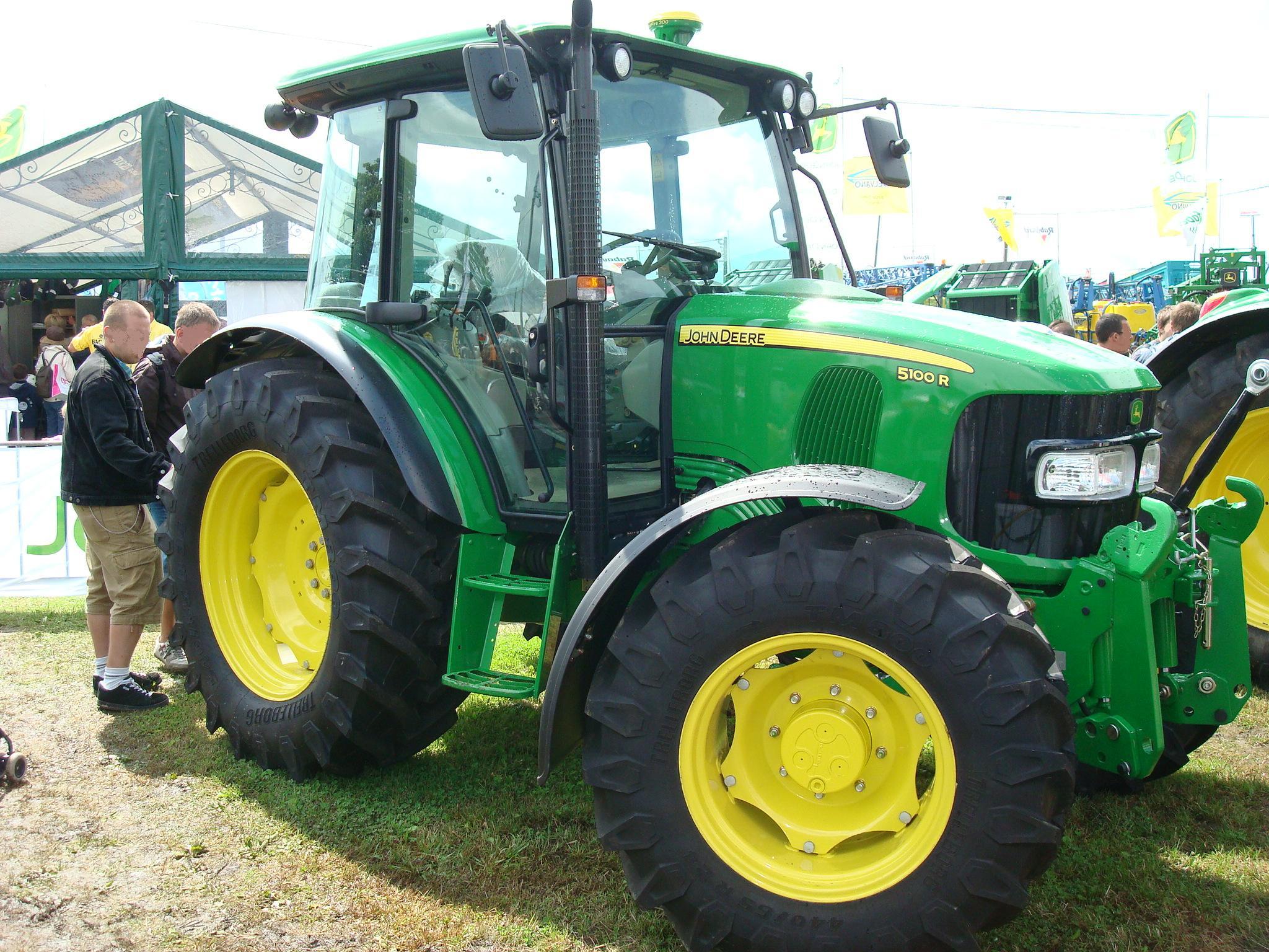 File:Traktor John Deere 5100R.JPG - Wikimedia Commons