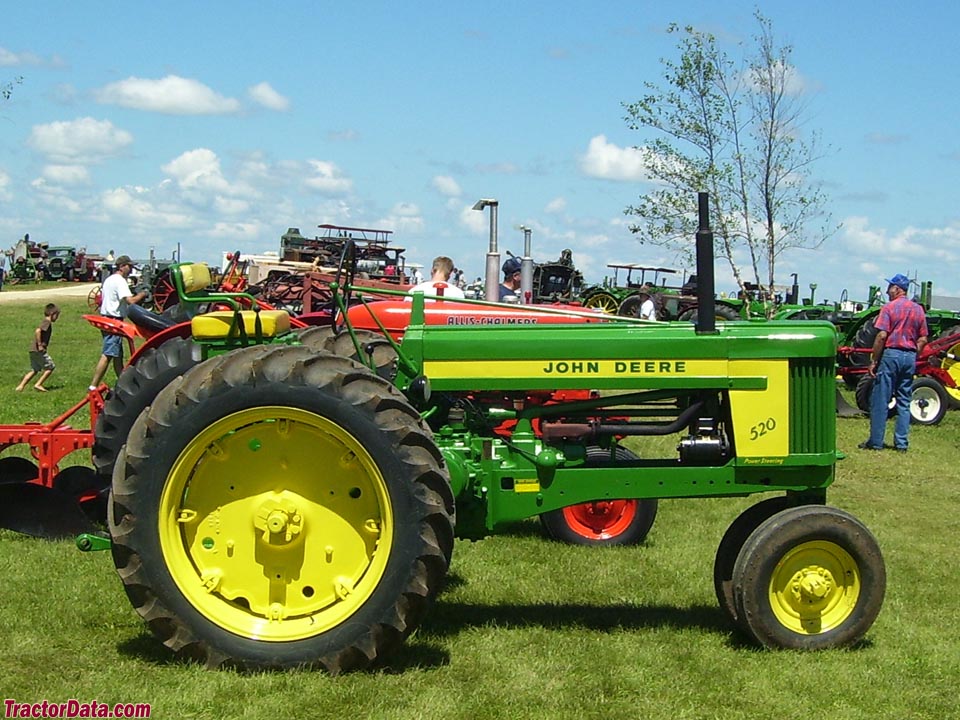 John Deere 520 with Roll-o-Matic tricycle front end. (4 images)