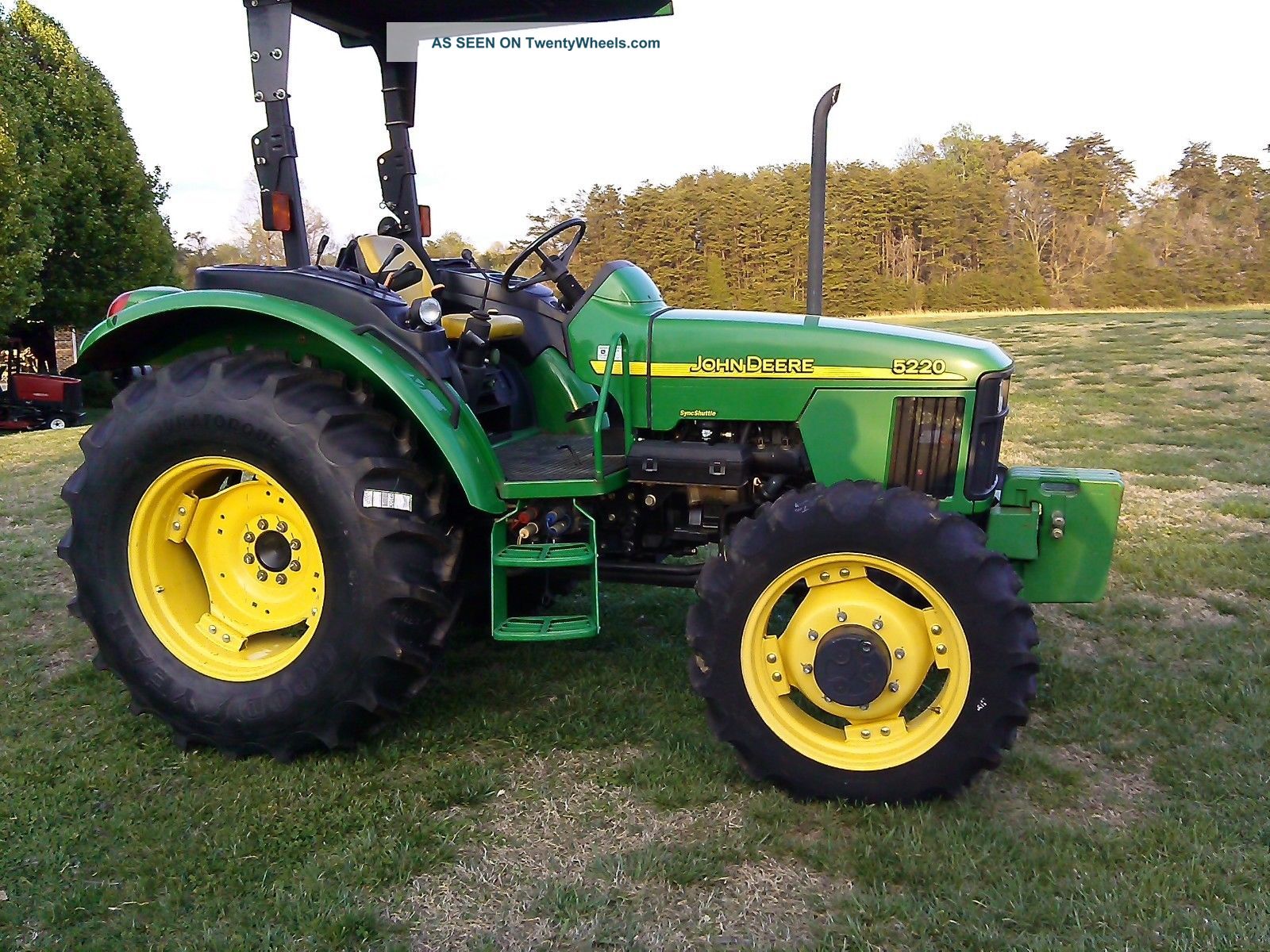 John Deere 5220 4x4 Tractor Tractors photo