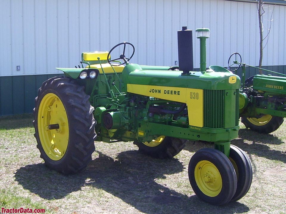 John Deere 530 with tricycle front and deluxe fenders (3 images)