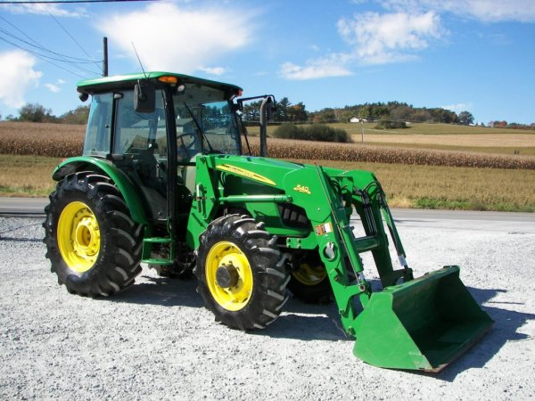 1153: John Deere 5525 4x4 Cab Tractor with Loader : Lot 1153