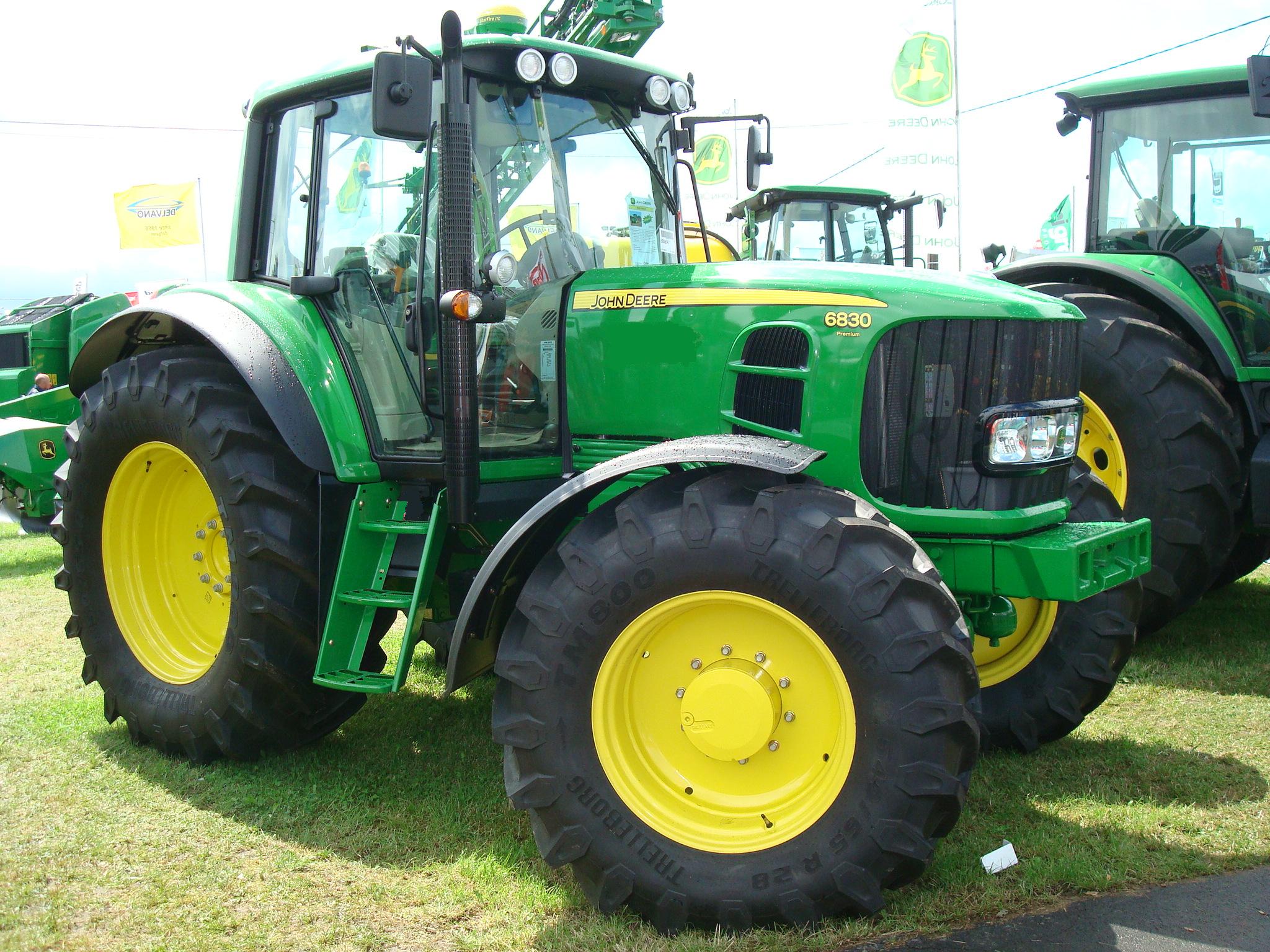 File:Traktor John Deere 6830 Premium.JPG - Wikimedia Commons