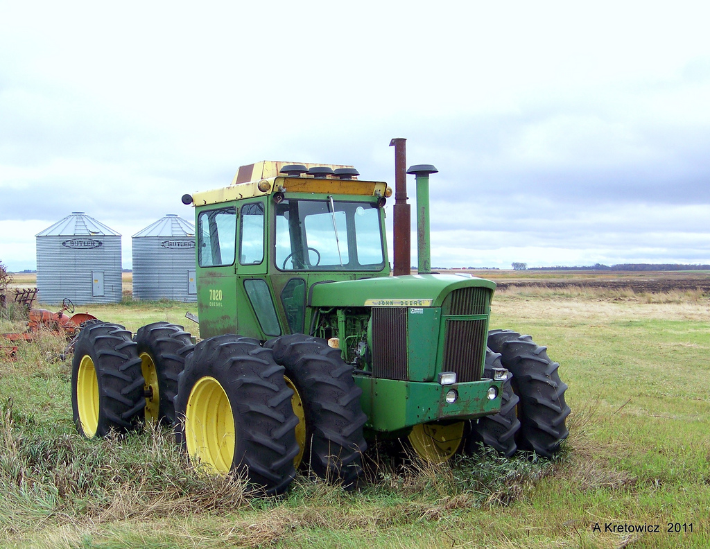 John Deere 7020 | Spotted this monster on an abandoned farm ...