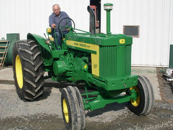 John Deere 720 Standard - TractorShed.com