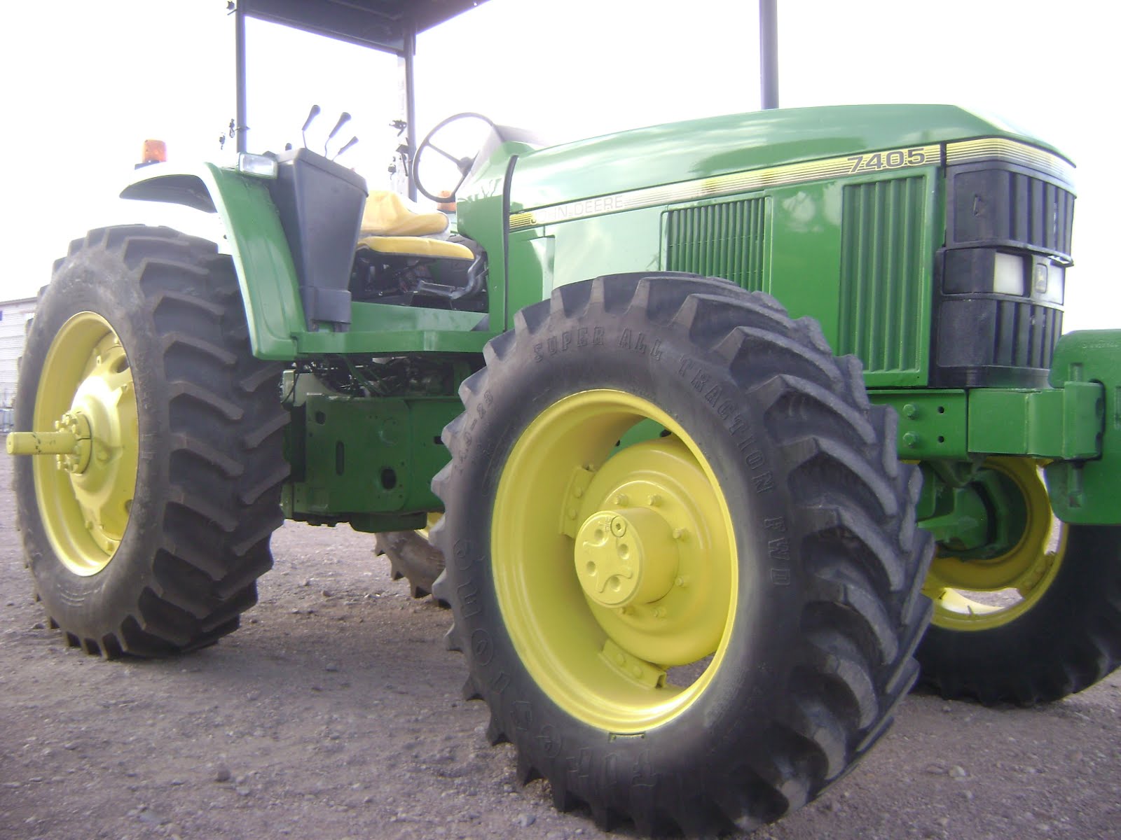 ... INDUSTRIAL: Tractor John Deere 7405 4x4, 2000, 120hp, $27,500 Dlls