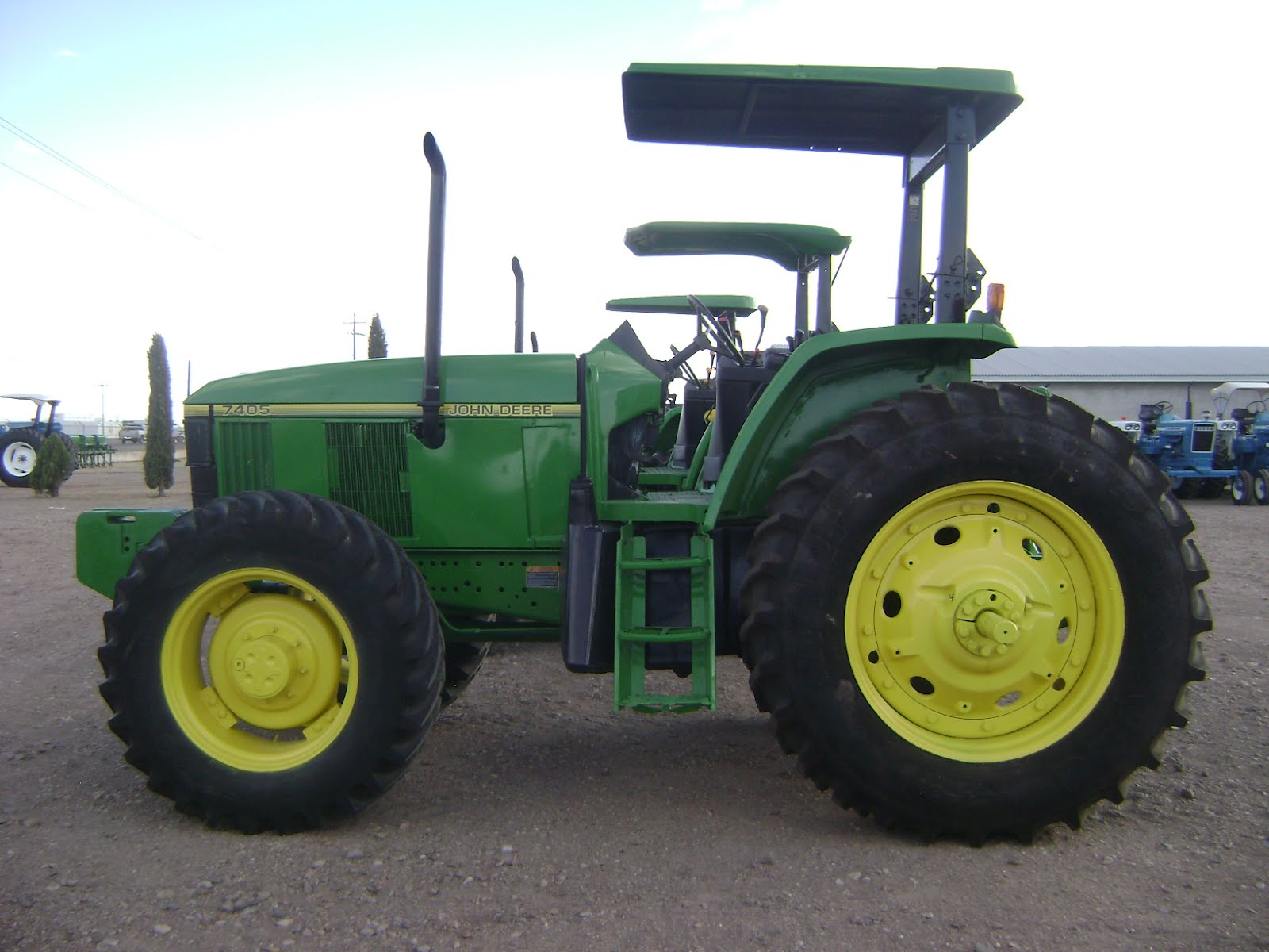 ... INDUSTRIAL: Tractor John Deere 7405 4x4, 2000, 120hp, $27,500 Dlls