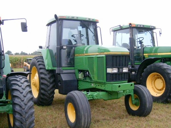 395: John Deere 7600 2WD Tractor : Lot 395