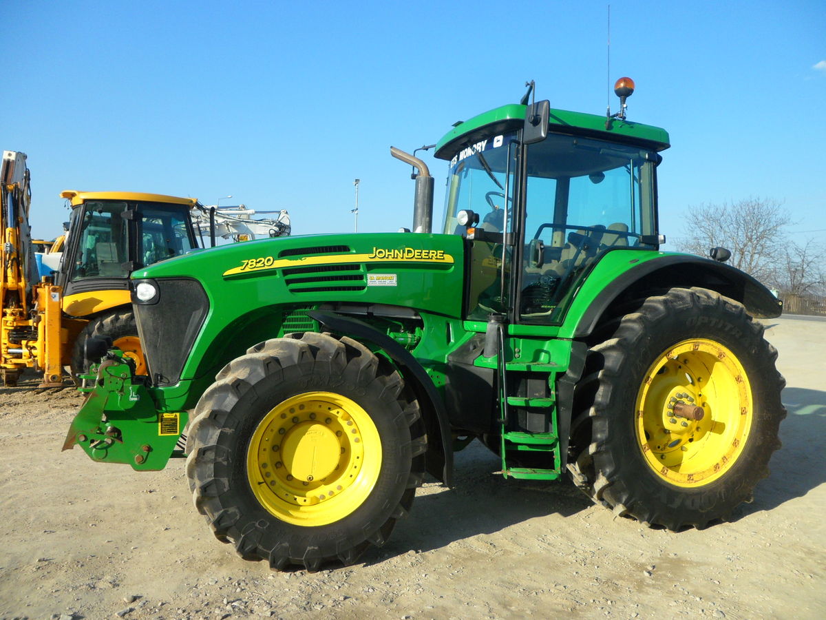This used standard tractor John Deere 7820, year 2006, has 200 HP ...