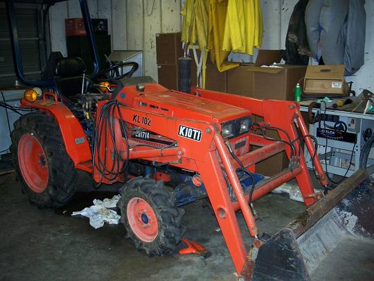 Item: KIOTI 4X4 Tractor w/ Front End Loader