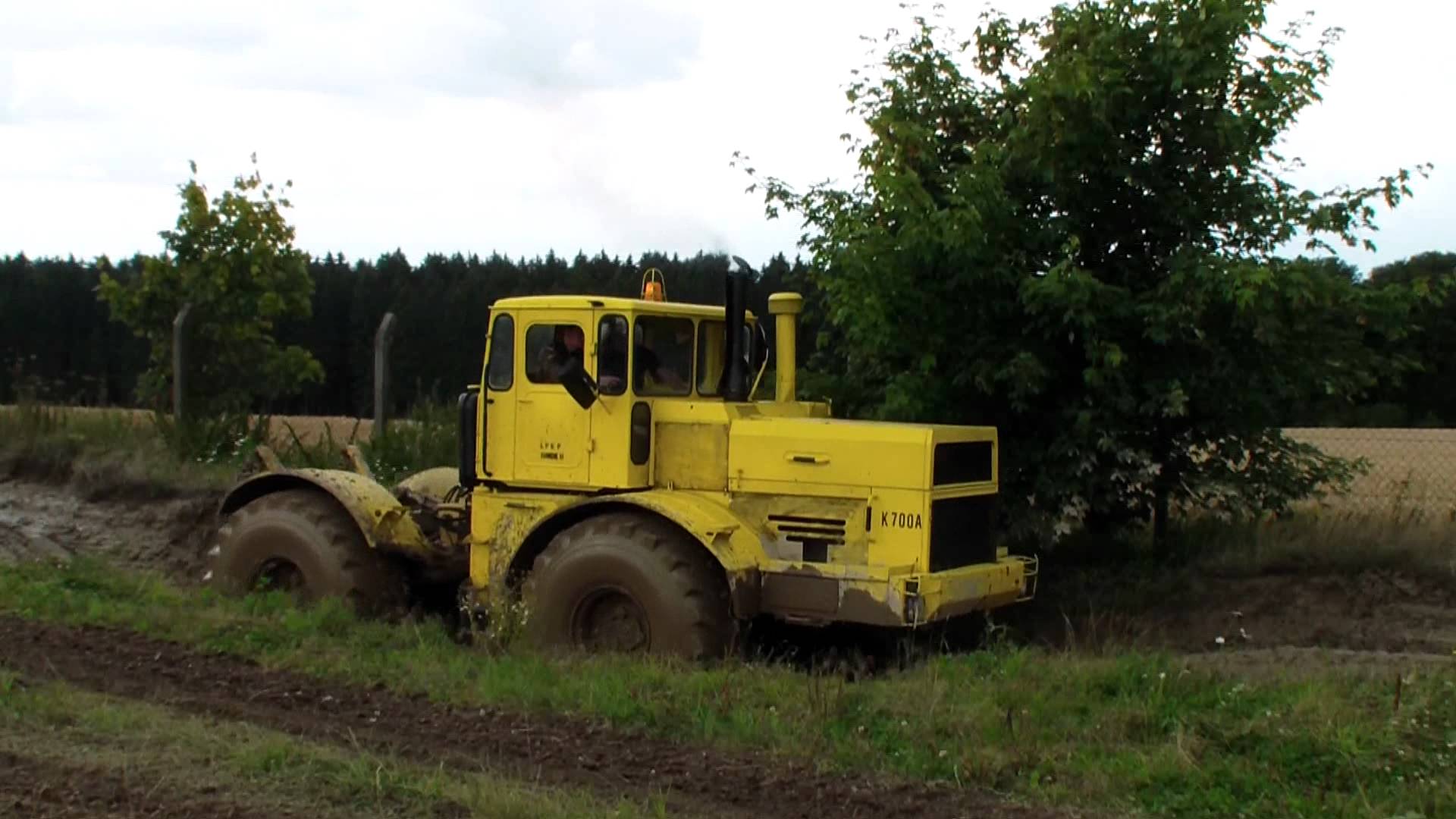 Kirovets K 700A Traktor - YouTube