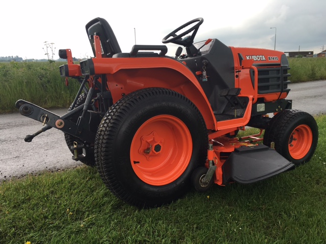 kubota b1410 compact tractor with mower deck 38 !!!!! HOURS MINT ...