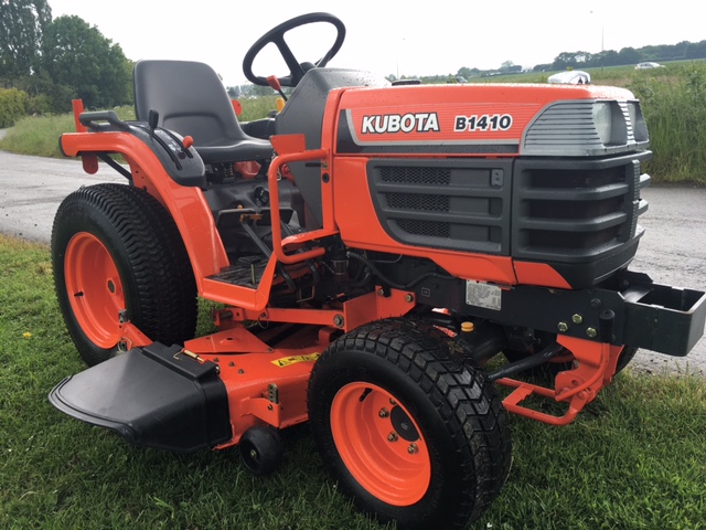 kubota b1410 compact tractor with mower deck 38 !!!!! HOURS MINT ...