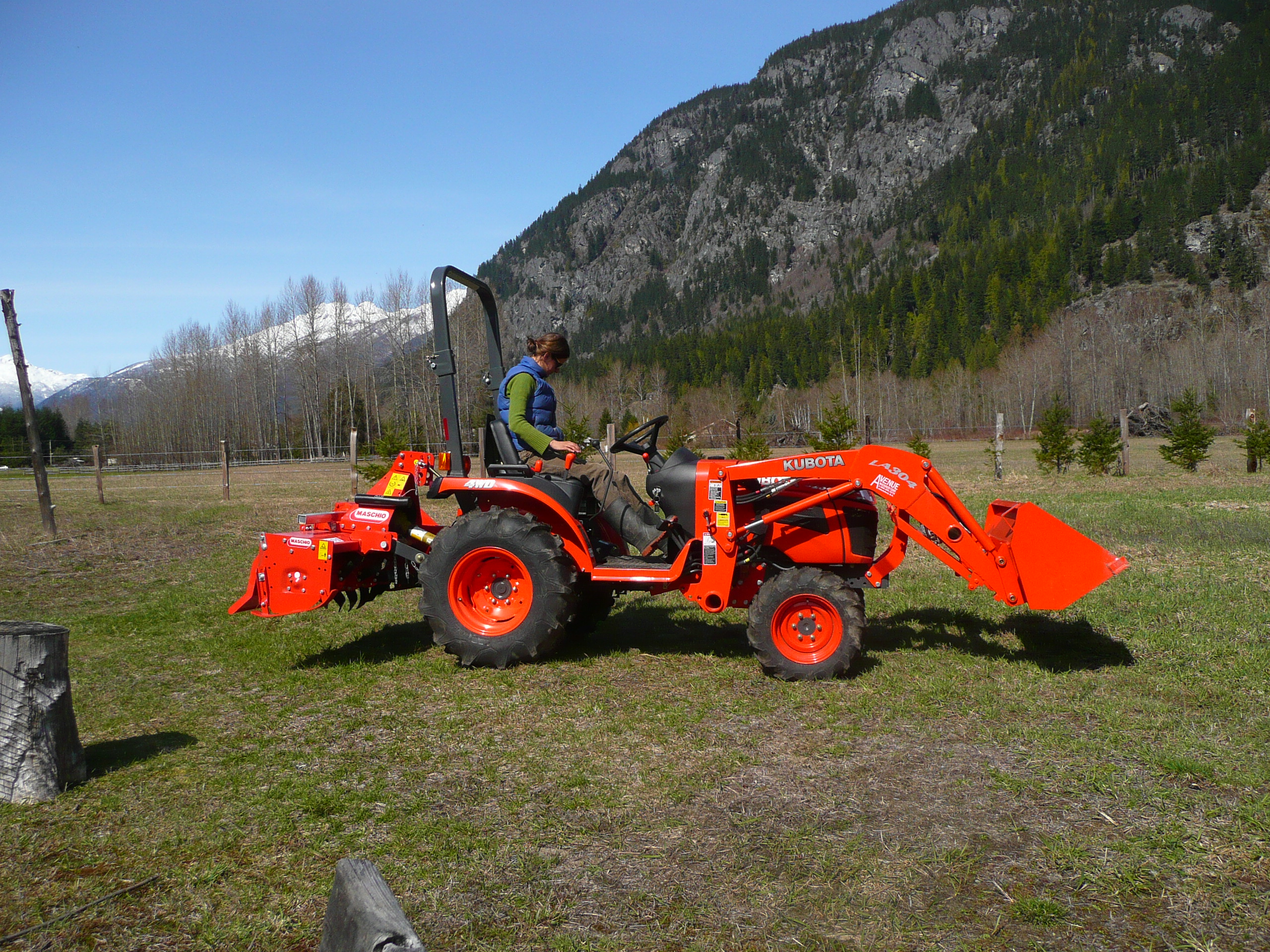 Kubota B2320: Specs, Price Backhoe Loader Mower and Review