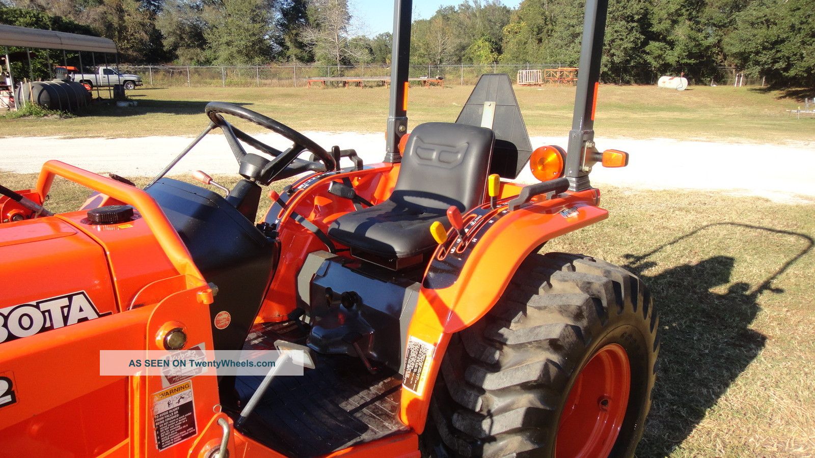 Kubota B2710 4x4 With Loader, Hst, Very Low Hours Tractors photo 7