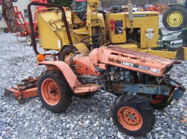 610: Kubota B5200 4x4 Compact Tractor w/ 48