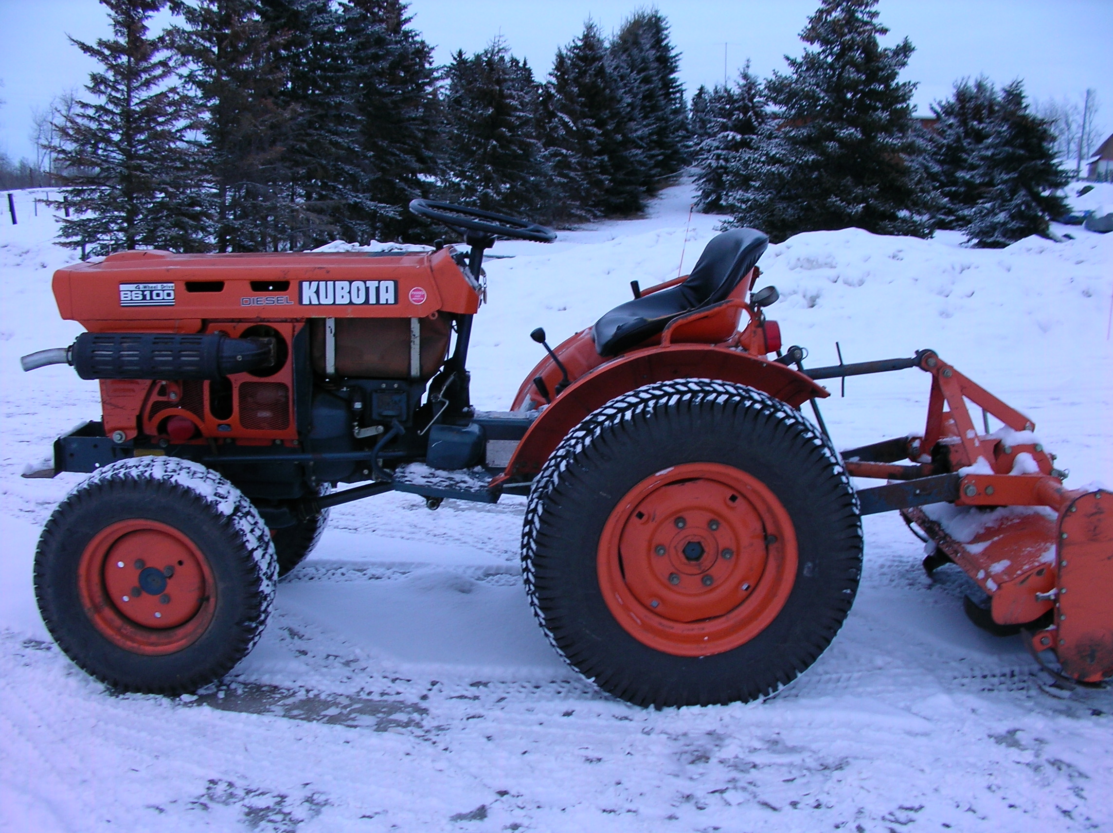 Good Used Tractors - SOLD #915 Kubota B6100 4WD Diesel