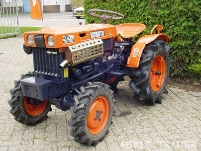 Traktor Kubota B7000 met sneeuwschuif - technikboerse.com