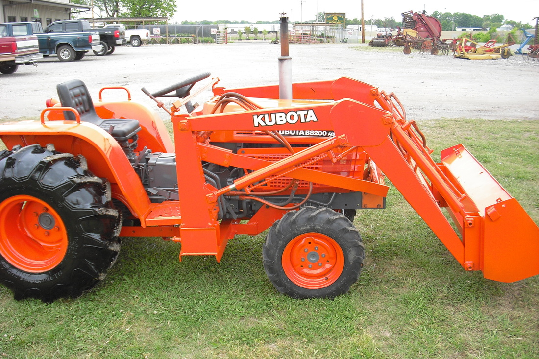 Kubota B8200(Cooper) - Young Parts and Equipment