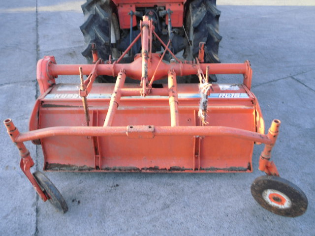 Used japanese farm tractor Kubota L1-225 4WD, 22HP, with front loader