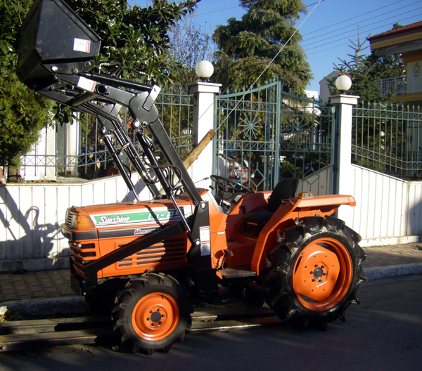 Tractor KUBOTA L1-255 Sunshine 4WD with front loader