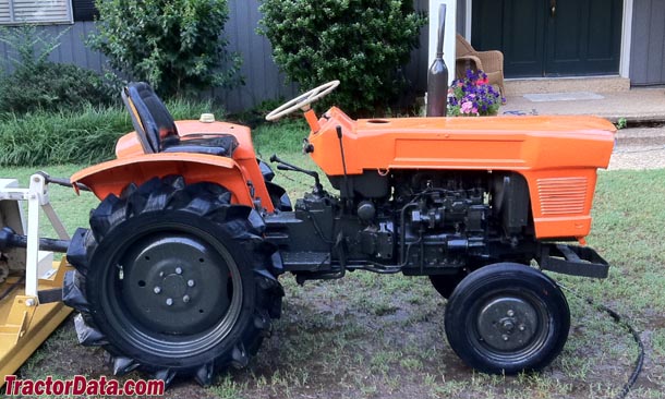 Kubota L2000, right profile Photo courtesy of Arlington Tractors