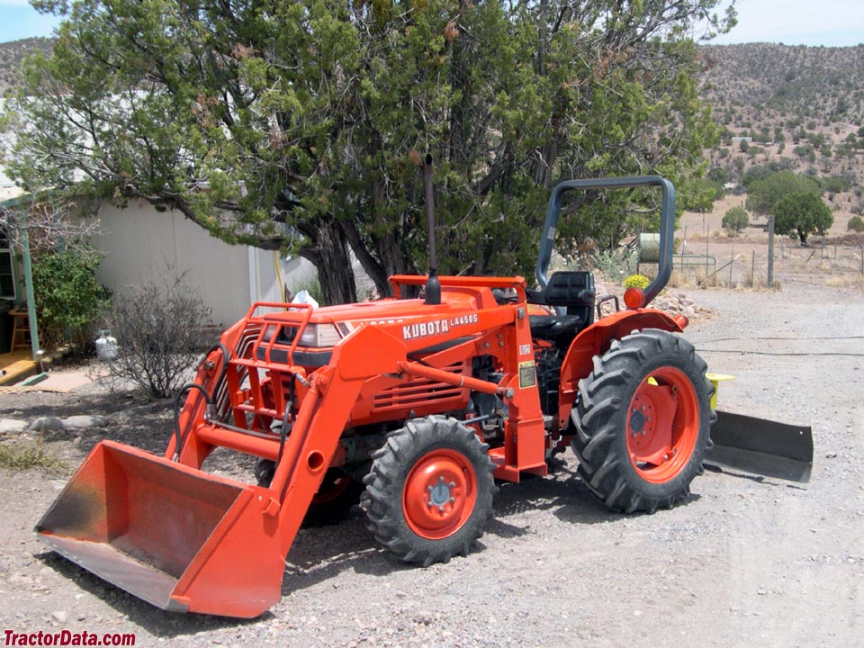Kubota L2050 with rear blade and LA450S front-end loader. Photo ...