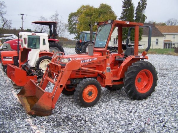 1140: Kubota L2550 4x4 Compact Tractor with Loader, GST : Lot 1140