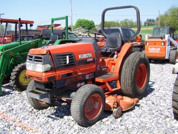 250: Kubota L2900 4x4 Compact Tractor with 72