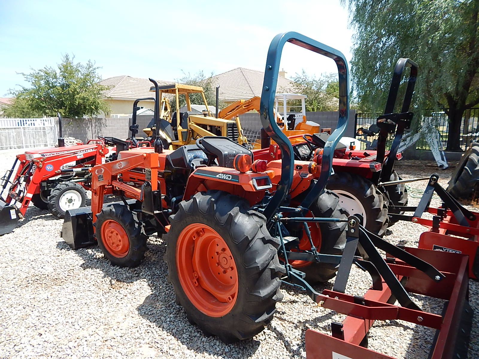 Kubota L3000 4wd Tractor or Sale Left Rear