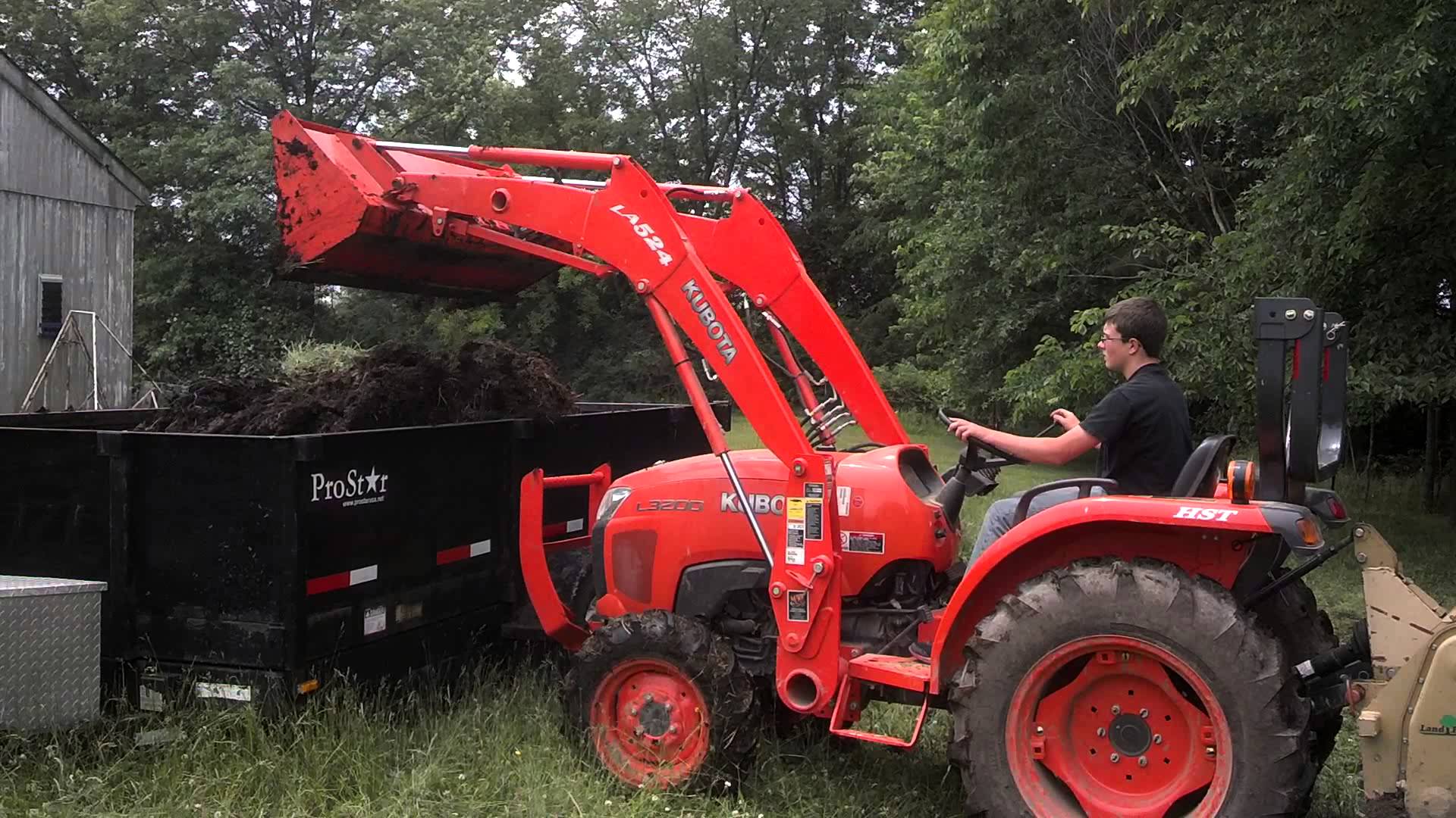 kubota l3200 loading manure into dump trailer - YouTube