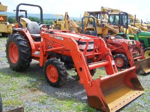 37: Kubota L4310 4x4 Compact Tractor with Loader : Lot 37