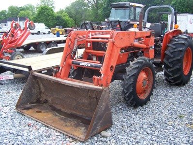 1319: Kubota M7030 4x4 Farm Tractor with Loader : Lot 1319