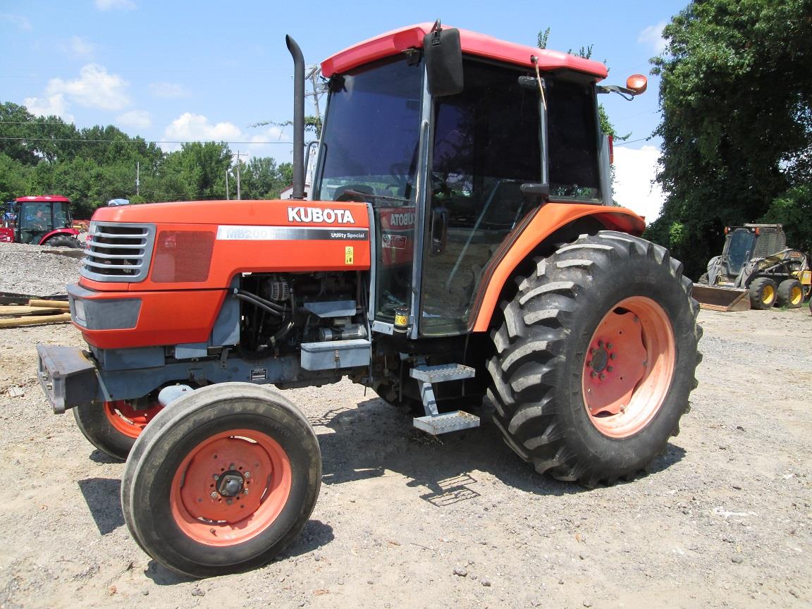 KUBOTA M8200 - Alma Tractor & Equipment