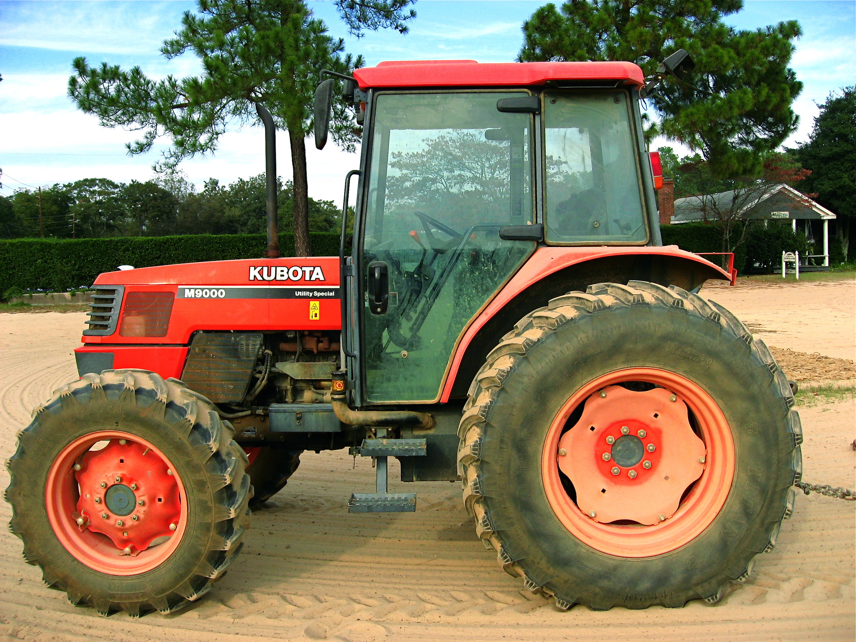 Description Kubota M9000 tractor.jpg