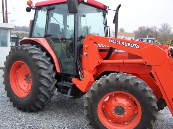 143: Kubota M9000 4x4 Tractor with Loader and Cab : Lot 143