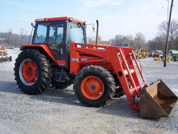 172: Kubota M9580 4x4 Farm Tractor with Cab and Loader : Lot 172