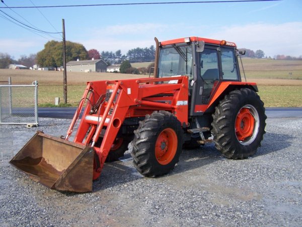 172: Kubota M9580 4x4 Farm Tractor with Cab and Loader : Lot 172
