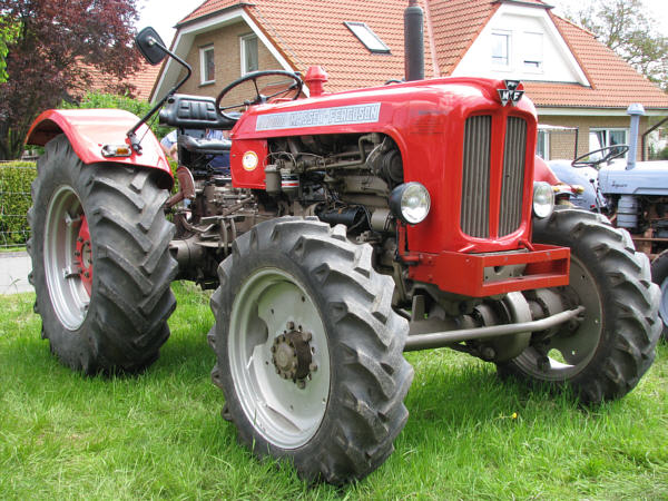 Fahrzeugseiten.de - Traktoren - Massey Ferguson DT 7000 (Landini)